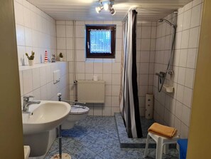 Douche, sèche-cheveux, serviettes fournies, savon