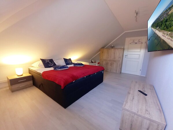 2 bedrooms, desk, WiFi