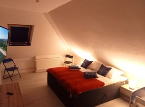 2 bedrooms, desk, WiFi