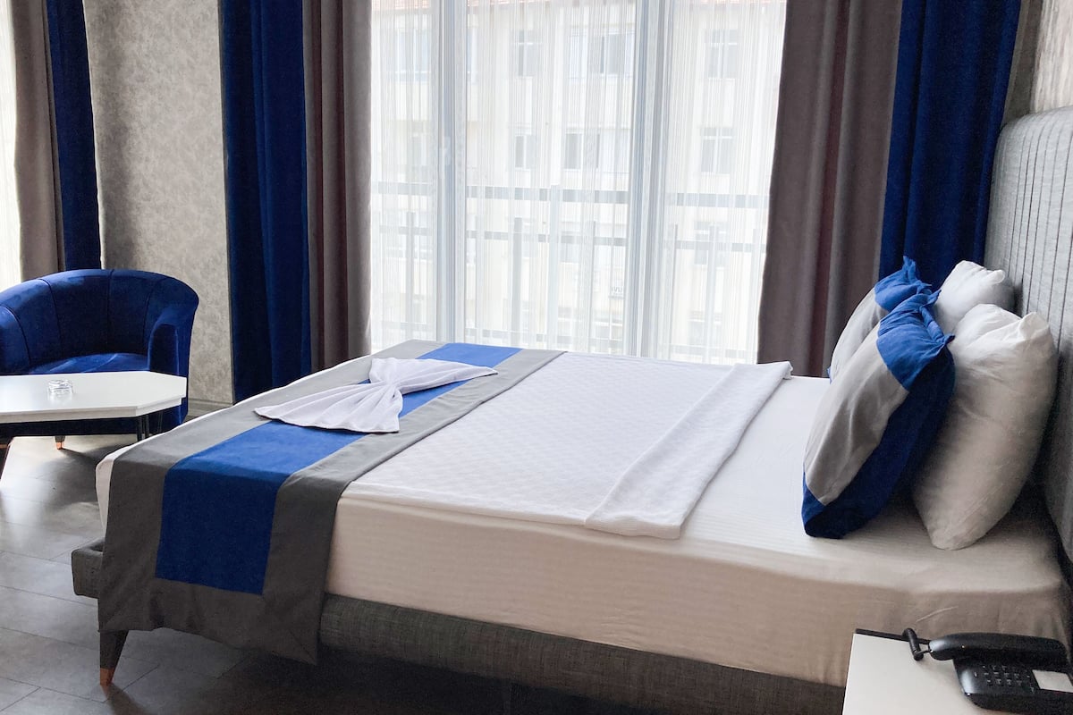 family room | 1 bedroom, in-room safe, blackout curtains, soundproofing