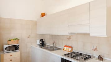 Fridge, microwave, oven, coffee/tea maker