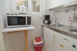 Jääkaappi, uuni, liesi, kahvin-/teenkeitin