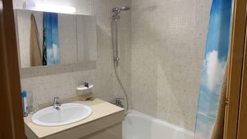 Een bad, een bidet, handdoeken, zeep