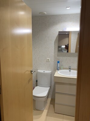 Baignoire, bidet, serviettes fournies, savon