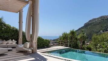 Piscina all'aperto, una piscina riscaldata