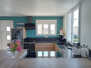 Kjøleskap, mikrobølgeovn, ovn og kokeplater