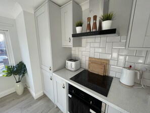 Comfort-Apartment, eigenes Bad, Stadtblick | Gemeinschaftsküche