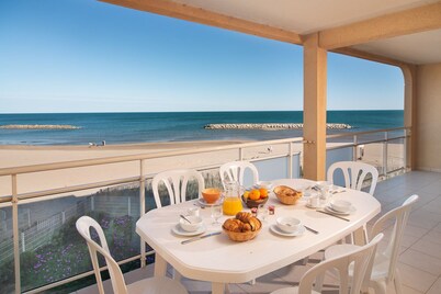 Superb apartment on the beach