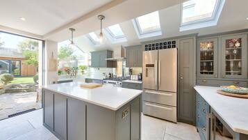 House | Private kitchen | Fridge, microwave, oven, stovetop