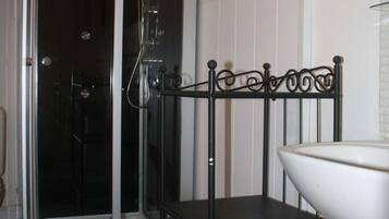 Combined shower/tub, hair dryer, towels