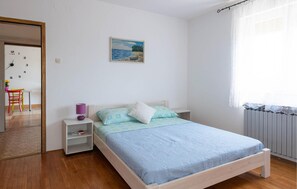 4 bedrooms, travel cot, free WiFi, bed sheets