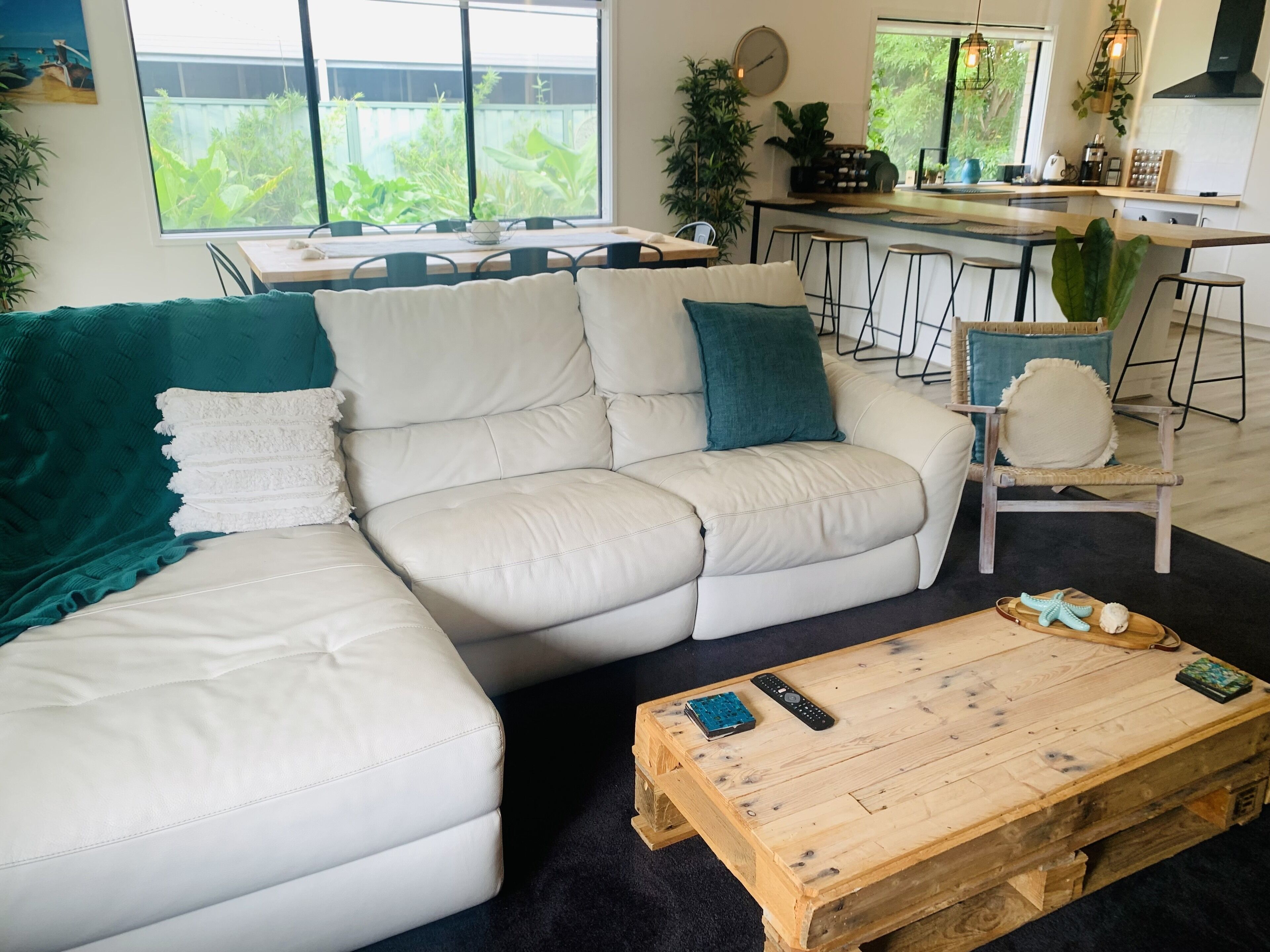 Modern country house set in the heart of the vines — image 9