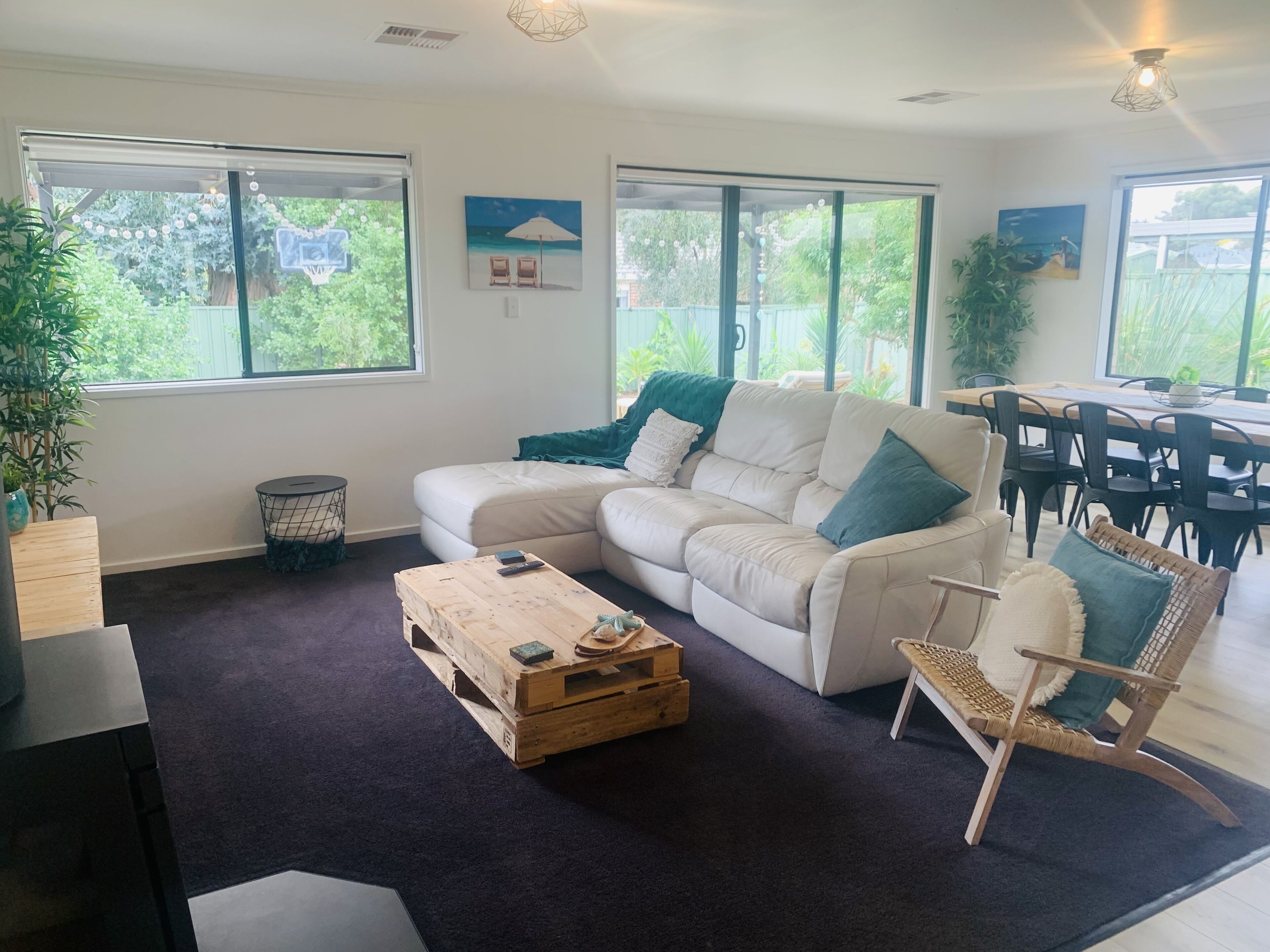 Modern country house set in the heart of the vines — image 23