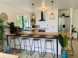 Kühlschrank, Mikrowelle, Ofen, Geschirrspüler