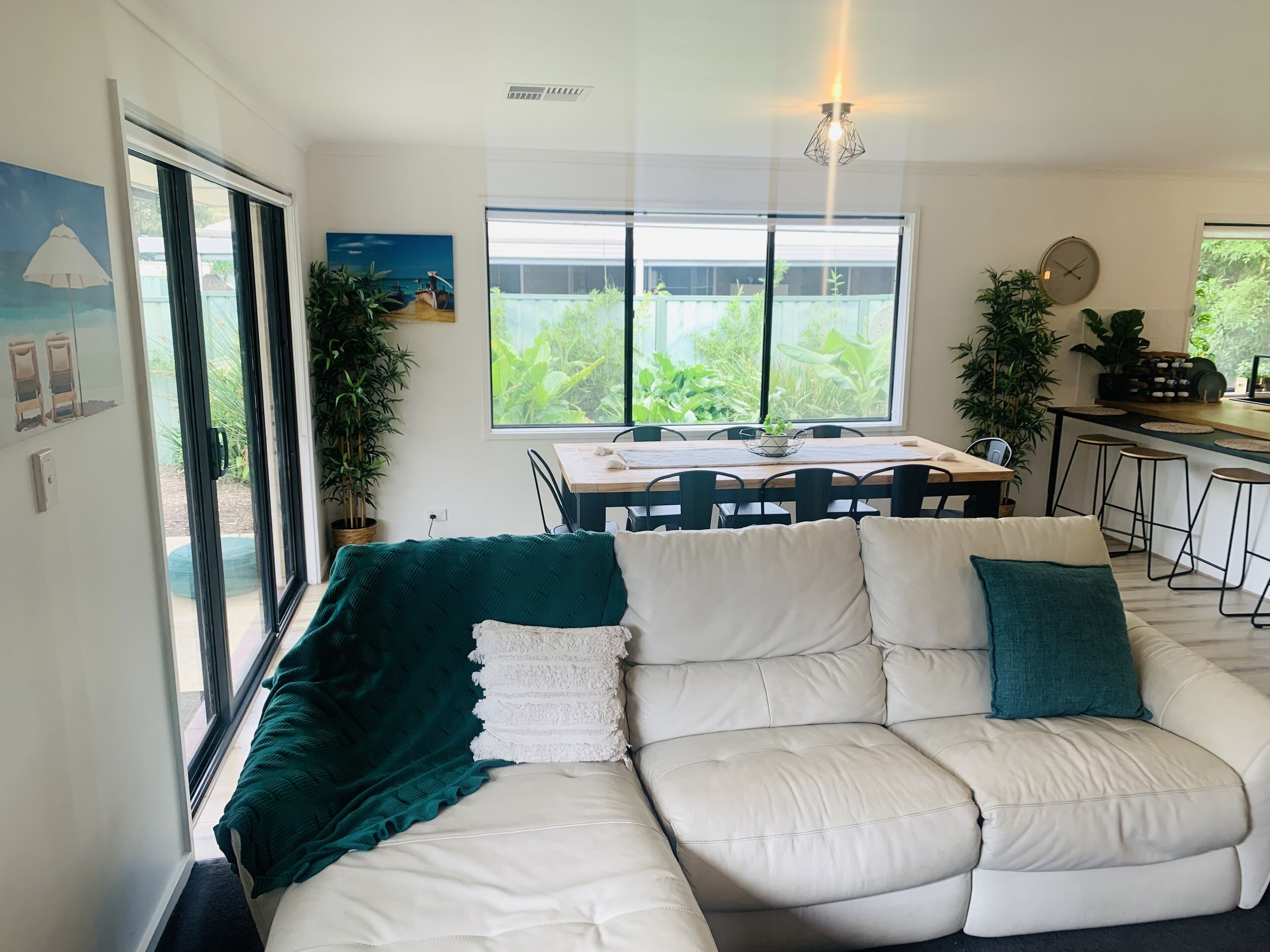 Modern country house set in the heart of the vines — image 13