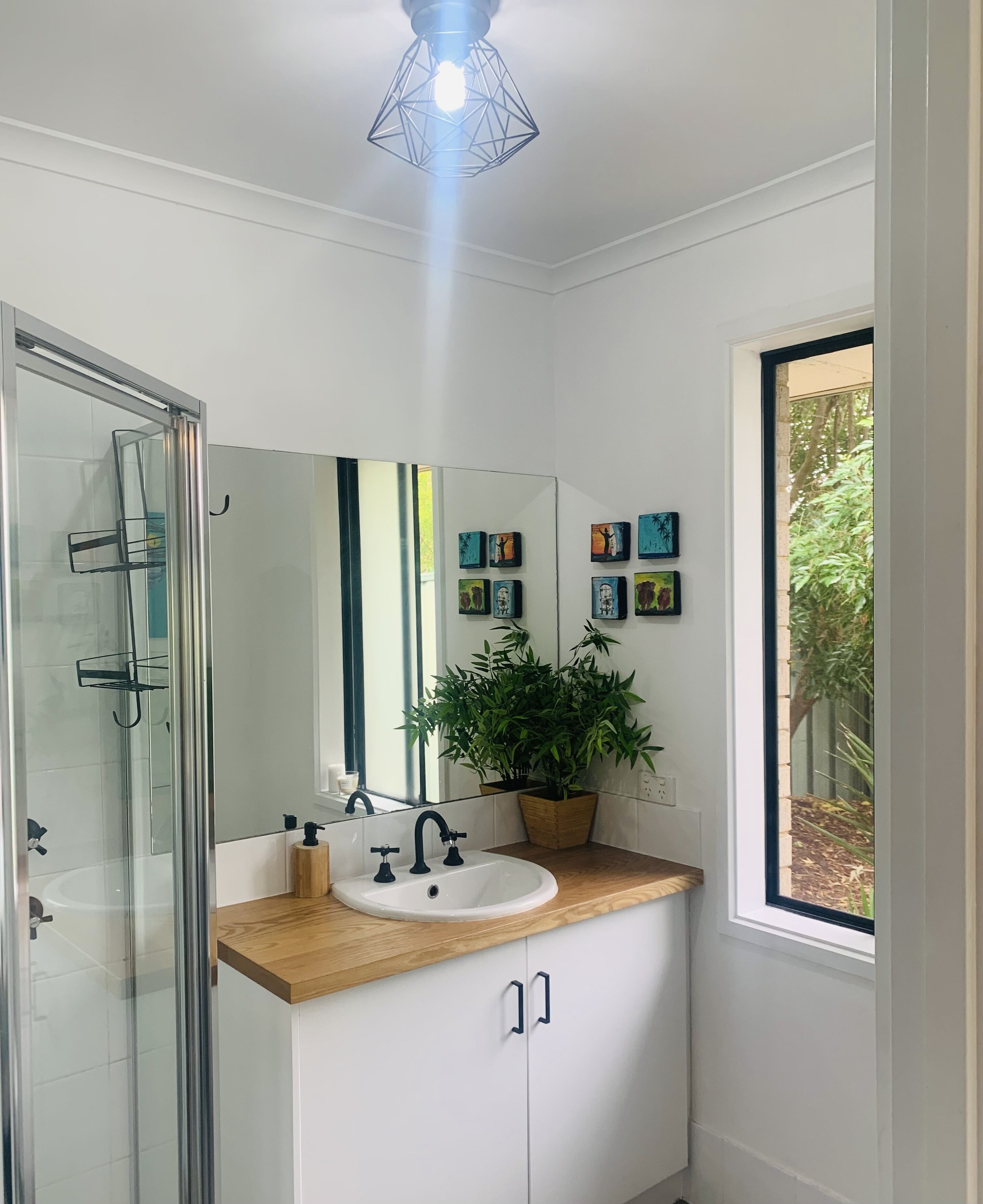 Modern country house set in the heart of the vines — image 16