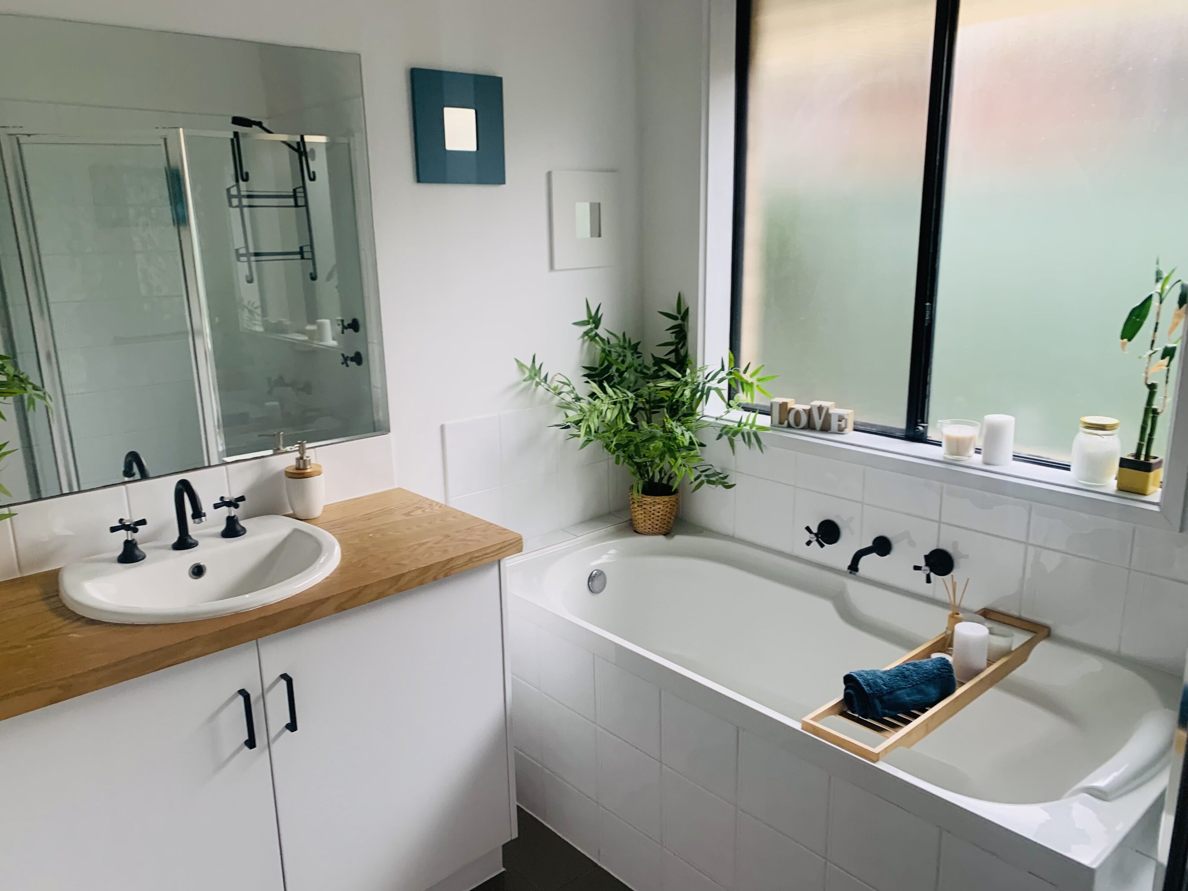 Modern country house set in the heart of the vines — image 29