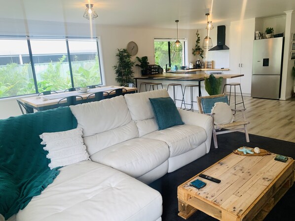 Smart-TV, Kamin, Videospiele, DVD-Player