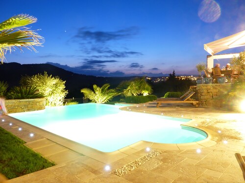 Pays de Bandol, studio room in character property