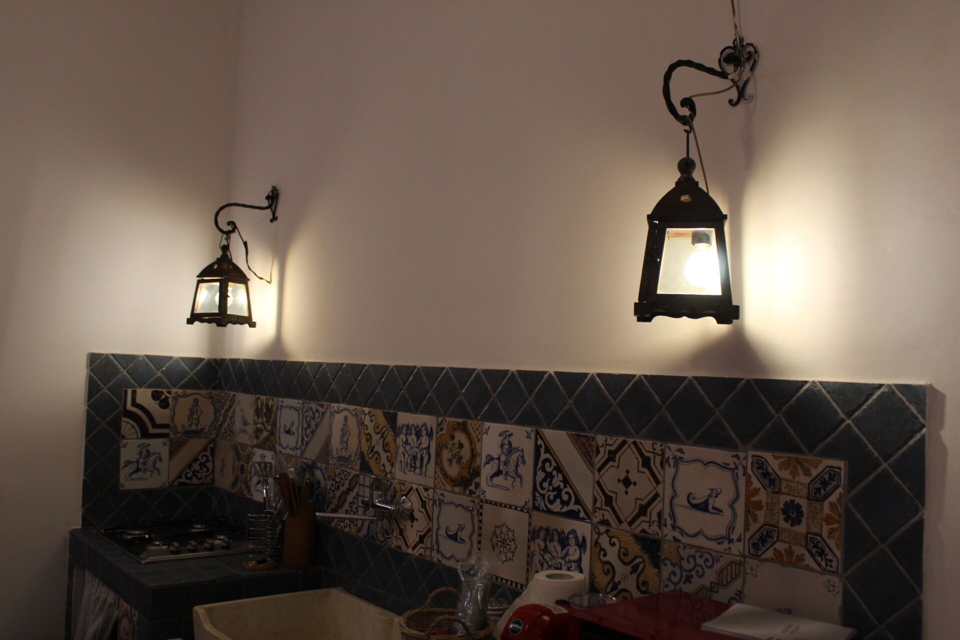 Réfrigérateur, micro-ondes, plaque de cuisson, cafetière/bouilloire