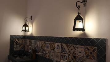 Réfrigérateur, micro-ondes, plaque de cuisson, cafetiÚre/bouilloire