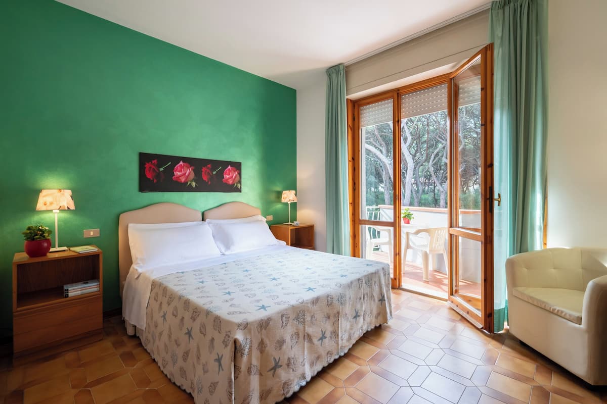 Klassieke kamer, 1 queensize bed, balkon, gedeeltelijk uitzicht op zee | Een minibar, een kluis op de kamer, een bureau, een laptopwerkplek