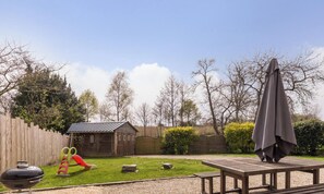 Outdoor dining - Country house with fireplace and terrace in Saint-James (Saint-James)