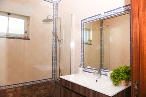 Ensemble douche/baignoire, sèche-cheveux, bidet, serviettes fournies