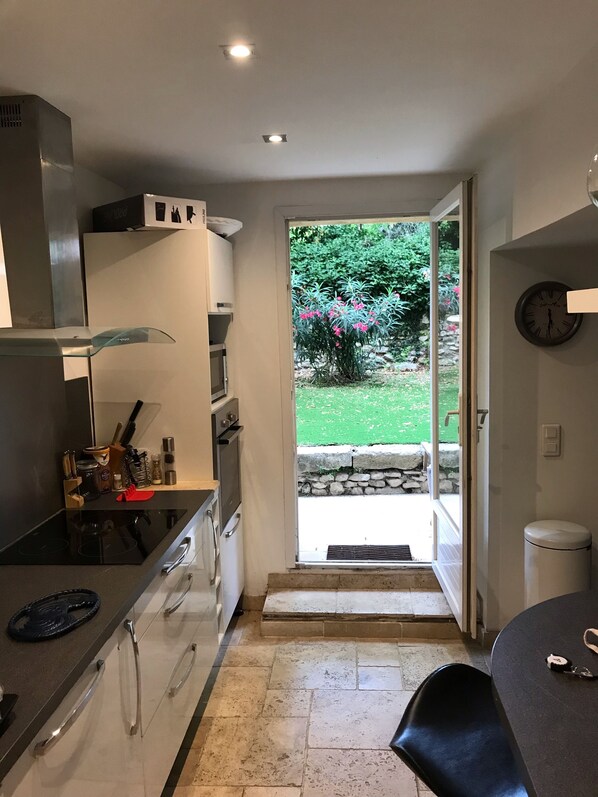 Fridge, microwave, oven, stovetop - Appartement de Charme (Aix-en-Provence)
