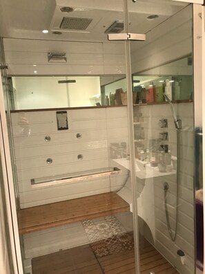 Douche, sĂšche-cheveux, serviettes fournies, savon