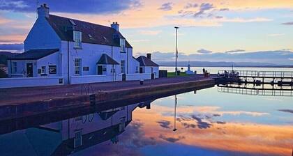 2 Bedroom House with the Caledonian Canal at rear.