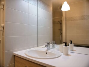 Dusche, Haartrockner, Seife, Toilettenpapier