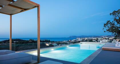 Panoramic sea & city views, gym, sauna, fire pit, close to shops!