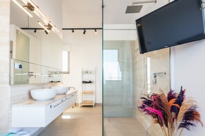 Shower, free toiletries, hair dryer, bathrobes
