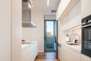KĂŒhlschrank, Mikrowelle, Ofen, Herdplatte