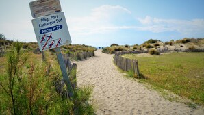 A sign for Plage Port Camargue Sud with a pathway leading to the beach. - Studio for 2 Adults, Sea & Garden View (Le Grau-du-Roi)