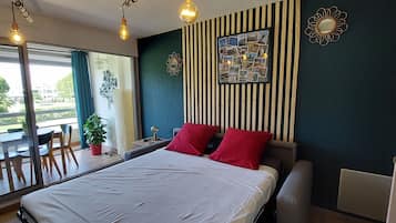 1 habitación y tabla de planchar con plancha