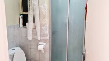 淋浴/盆浴组合、坐浴桶、毛巾、卫生纸