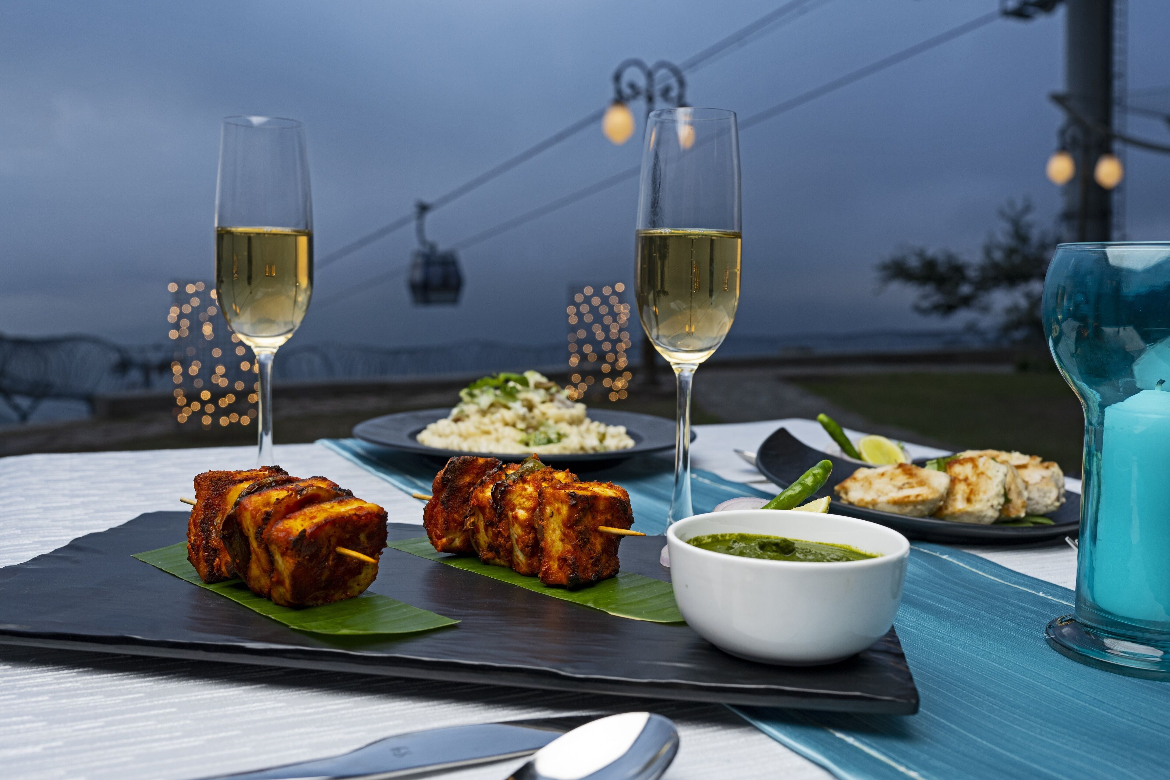 2 restaurants; breakfast, lunch and dinner served 
