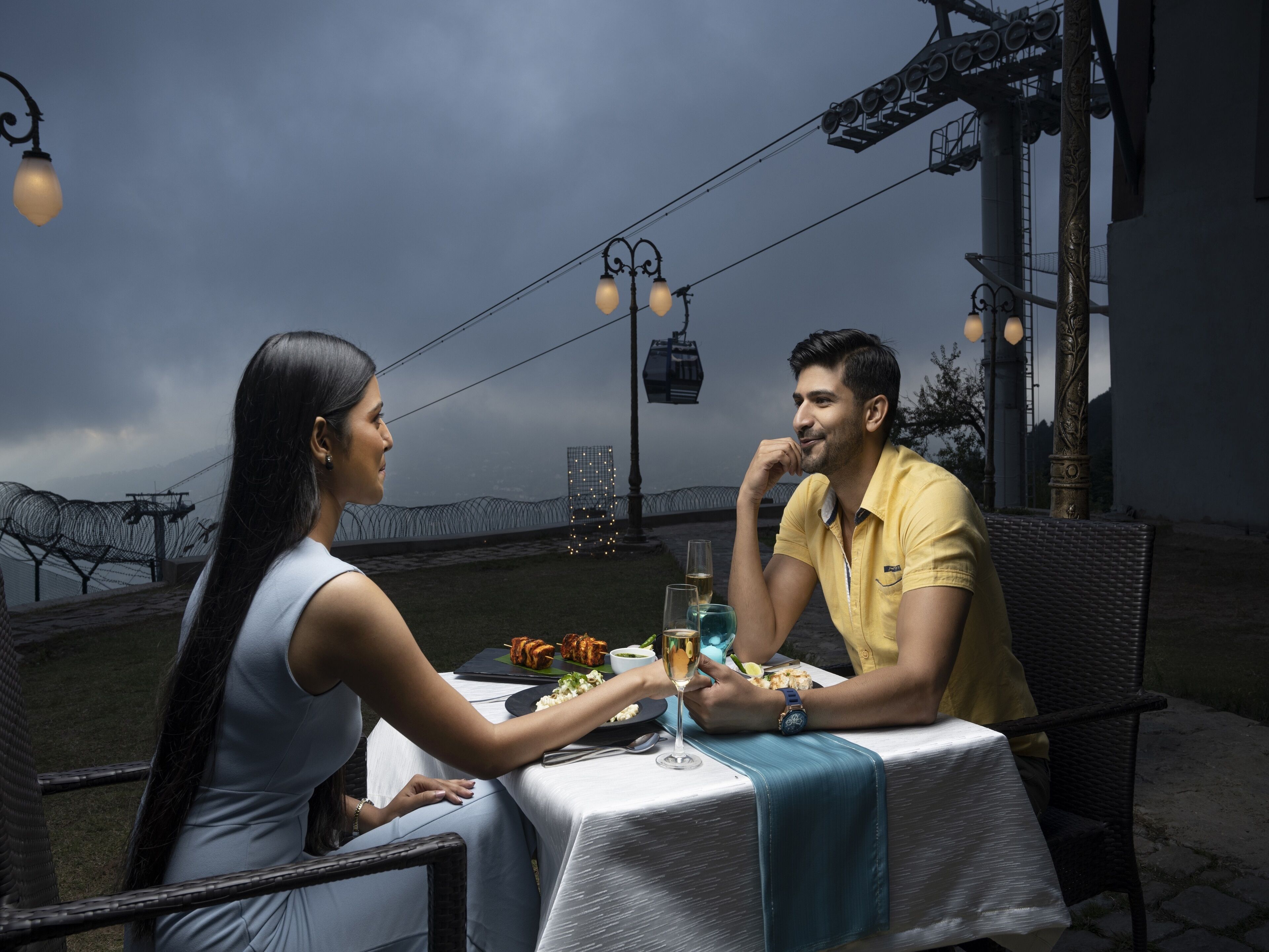 2 restaurantes, é servido café da manhã