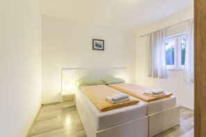 Apartment, 2 Queen-Betten | 2 Schlafzimmer, Bügeleisen/Bügelbrett, kostenloses WLAN, Bettwäsche