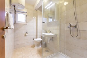 Apartment, 2 Queen Beds | Bathroom