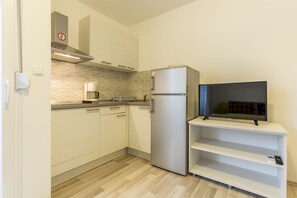 Apartment, 2 Queen Beds | Private kitchen | Fridge, stovetop, electric kettle, toaster