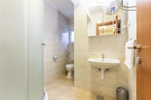 A bathroom with a toilet, sink, and shower. - A2 - Spacious apt With the sea View & use of Pool (Podstrana)