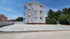 A multi-story building with a flat roof and several windows. - A2 - Spacious apt With the sea View & use of Pool (Podstrana)