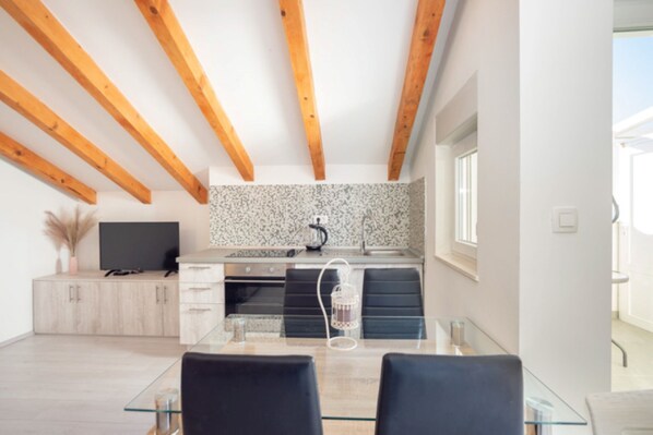 Departamento, 1 cama Queen size y sofá cama | Cocina privada | Refrigerador, horno, parrilla de estufa y tetera eléctrica 