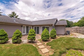 Exterior - Quiet, Spacious & Convenient Ranch Home just Southeast of Downtown NO PETS (Kokomo)