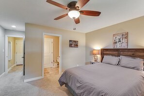 3 bedrooms, iron/ironing board, free WiFi, bed sheets - Quiet, Spacious & Convenient Ranch Home just Southeast of Downtown NO PETS (Kokomo)