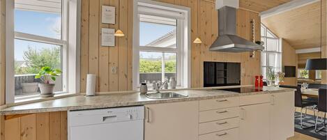 Køleskab, kogeplade, opvaskemaskine, kaffe-/temaskine