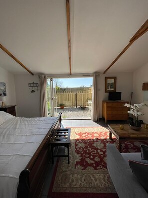 1 bedroom, free WiFi, bed sheets - 1-bed Luxury Studio Apartment in Tregony, Truro (Truro)
